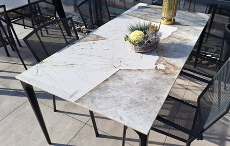 pico-keramiktisch-pureto-marmopatagonia-outdoortisch-outlettisch Outdoor-Esstisch mit Keramiktischplatte aus pureto Marmo Patagonia und Pico-Tischgestell
