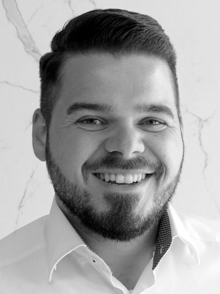 cyril-joblot-kundendienst-koordination-mitarbeiter-ansprechpartner schwarz-weiß Portrait von Mitarbeiter im Kundenservie Cyril Joblot