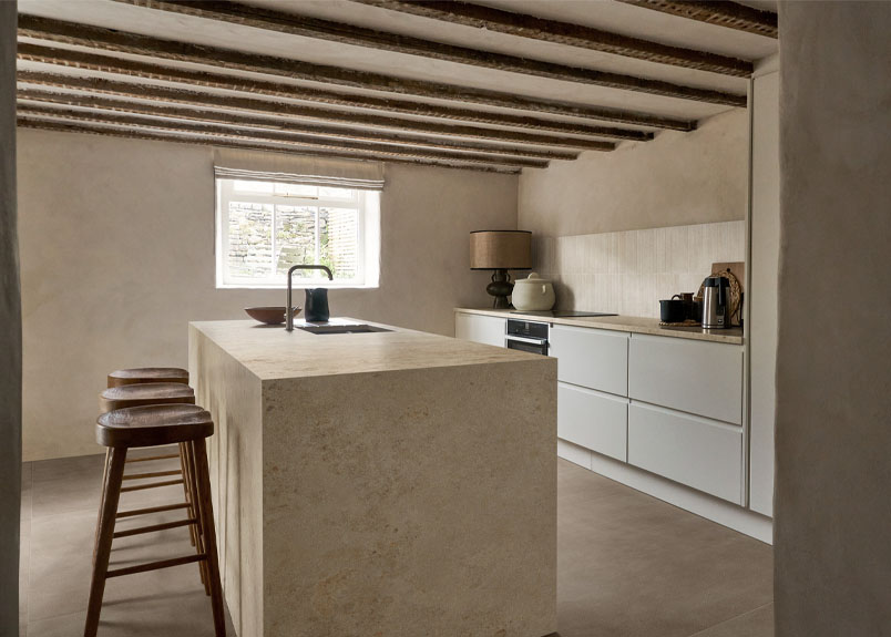 Mediterrane hellbeige Küche im concrete-style auf Keramik pureto Jura Grey