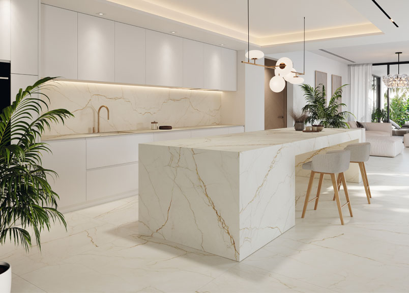 Helle Küche mit Arbeitsplatte und Küchentheke aus Keramik pureto Venetia Gold