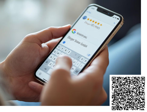 rezension-bewertung-google-hand-smartphone-qrcode Hand hält Smartphone und tippt eine Rezension ein mit QR-Code