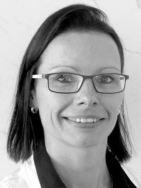 wiebke-kannegiesser-mitarbeiterin-kundenservice-kundendienst schwarz-weiss Portrait von Mitarbeiterin Wiebke Kannegießer aus dem Kundenservice