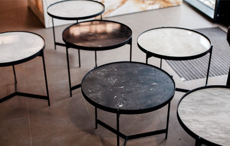 Coffeetables mit schwarzem Gestell und verschiedenen Tischplatten aus Keramik oder Naturstein