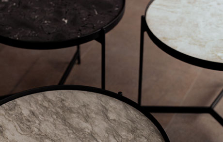 Detailausschnitt drei verschiedener Coffeetables mit runder Tischplatte