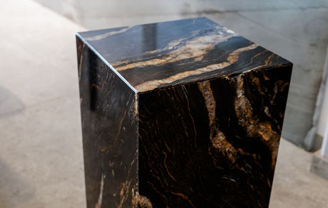 cube-cubetisch-beistelltisch-podest-natursteinsockel-designsockel-blackcosmic-blackwood-maserung-adern Design-Beistelltisch aus Naturstein Black Wood Cosmic Black