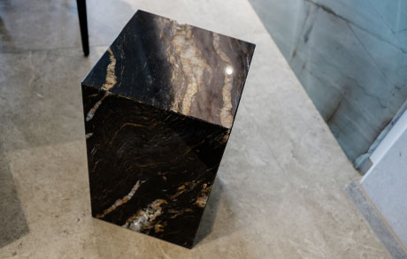 cube-cubetisch-beistelltisch-podest-natursteinsockel-designsockel-blackcosmic-blackwood-poliert goldene Adern von Natursteinsockel Black Wood Black Cosmic