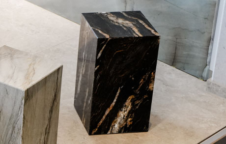 cubes-cubetisch-beistelltisch-podest-natursteinsockel-designsockel-blackcosmic-blackwood Naturstein Sockel Podest in schwarz mit goldenen Adern
