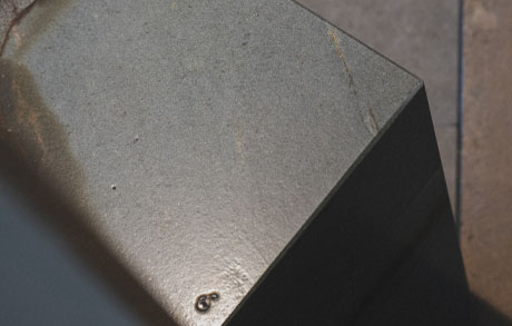 cubes-cubetisch-beistelltisch-podest-natursteinsockel-designsockel-sidetables-sambarock-details Detail von geschliffenem und gebürsteten Naturstein-Podest Samba Rock