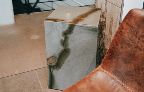 cubes-cubetisch-beistelltisch-podest-natursteinsockel-designsockel-sidetables-sambarock-lederstuhl Designtisch aus Naturstein Samba Smoke mit geschliffen und gebürsteter Oberfläche