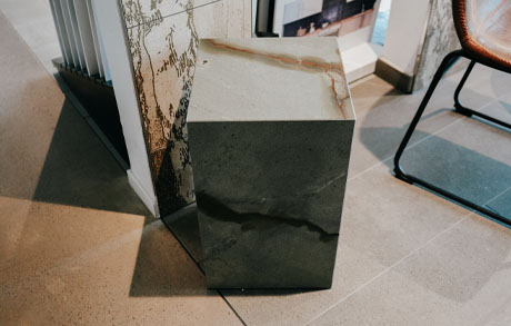 cubes-cubetisch-beistelltisch-podest-natursteinsockel-designsockel-sidetables-sambarock Naturstein-Sockel Samba Rock als Beistell-Designtisch