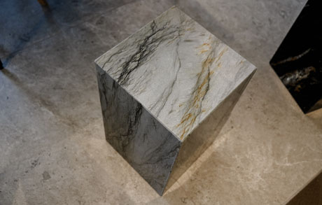 cubes-cubetisch-beistelltisch-podest-natursteinsockel-designsockel-sidetables-sambasmoke Designer Naturstein-Podesttisch aus Samba Smoke