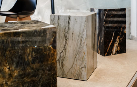 cubes-cubetisch-beistelltisch-podest-sockel-designsockel-sidetables Naturstein-Beistelltische Sockel aus Naturstein