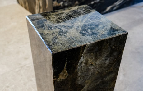 cubes-cubetisch-designtisch-podest-sockel-designsockel-marbletable-baobab Detail von quaderförmigen Naturstein Design-Beistelltisch aus Baobab