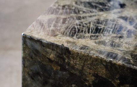 cubes-cubetisch-designtisch-podest-sockel-designsockel-sidetables-baobab Transluzente polierte Oberfläche des Natursteins Baobob mit kristallinen Einschlüssen