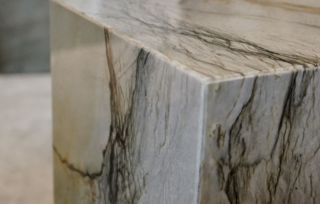 cubes-natursteindetails-beistelltisch-podest-natursteinsockel-designsockel-sidetables-sambasmoke Details eines Designpodestes aus Naturstein Samba Smoke