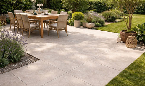 pureto-outdoor-alpine-beige-terrassenplatte-grau-ambiente-garten Lounge im grünen Garten mit Terrassenplatten in grau: pureto Outdoor Alpine Beige