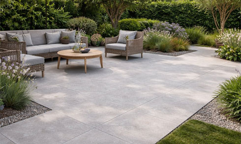 pureto-outdoor-alpine-grey-terrassenplatte-grau-ambiente-garten Lounge im grünen Garten mit Terrassenplatten in grau: pureto Outdoor Alpine Grey