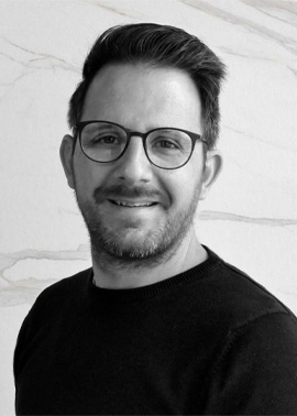 boris-hoffahrt-ansprechpartner-berater-kuechenberatung-france-5er-raster Boris Hoffarth in schwarz-weiss fotografiert. Mitarbeiter und Berater der Küchenabteilung De und FR