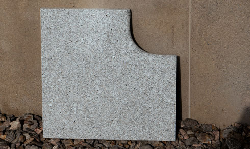 eckstueck-poolumrandung-granit-naturstein-ausstellung Gebogene Poolumrandung aus Granit hellgrau