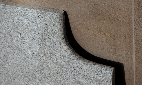 eckstueck-poolumrandung-granit-naturstein-ausstellung-abgerundet Pool-Eckplatte aus hellgrauem Granit