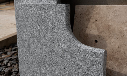 eckstueck-poolumrandung-granit-naturstein-detail Eckstück einer Poolumrandung aus grauem Granit