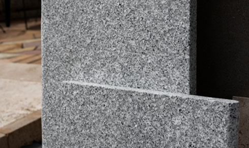 eckstueck-poolumrandung-granit-naturstein-makro Detailfoto von hellgrauer Granit Poolumrandung