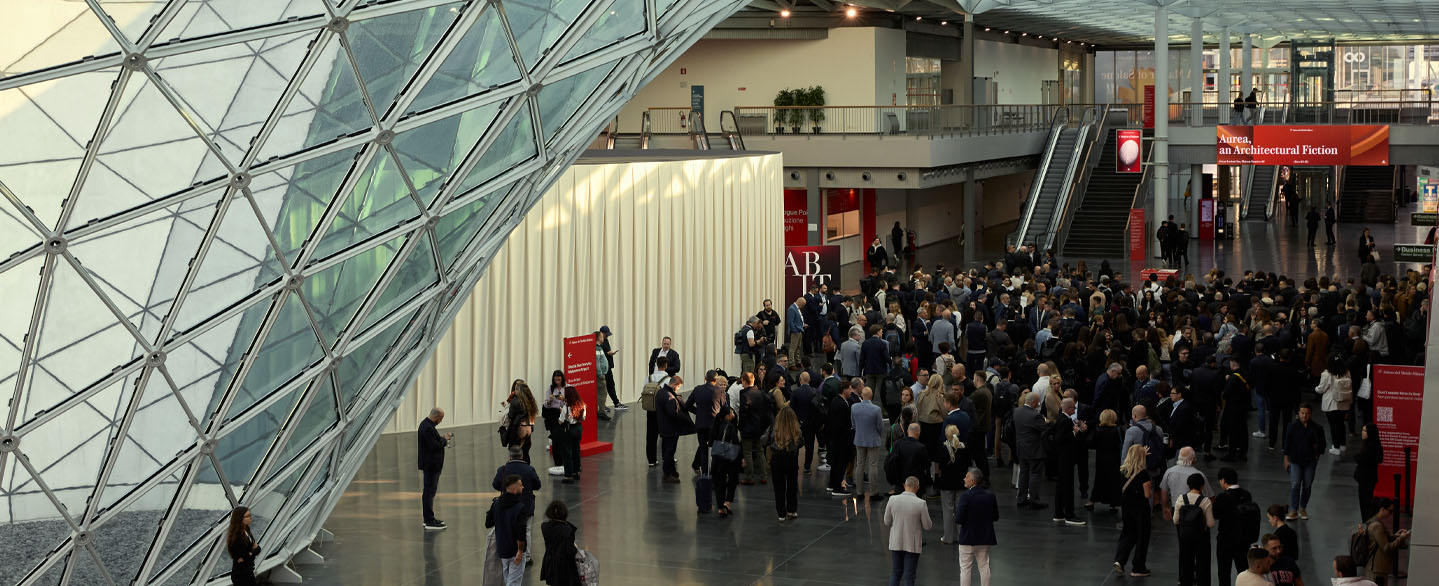 messe-italien-salone-del-mobile-2026-header Eingangsbereich mit vielen Menschen der Messe Salone del Mobile Mailand