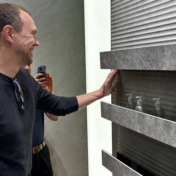 messe-italien-salone-del-mobile-franklilge-designwand Bewunderung für Handswerkskunst bei Designregal