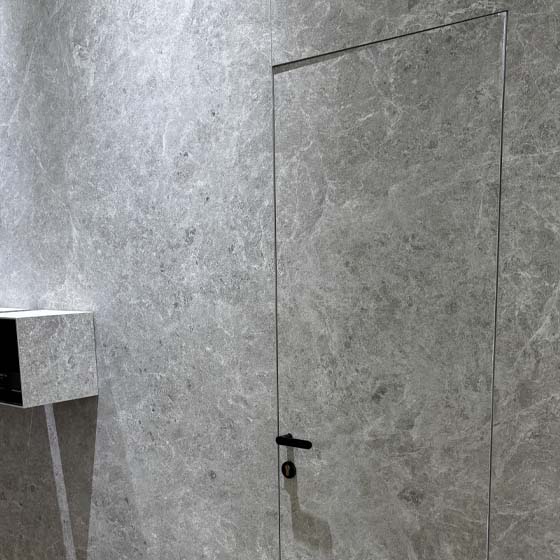 messe-italien-salone-del-mobile-rahmenlosetuer-steindesign Rahmenlose Türen, Ton in Ton mit Wand