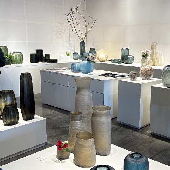messe-italien-salone-del-mobile-vasen-handmade Vasendesign aus verschiedenen Stein- und keramischen Materialien