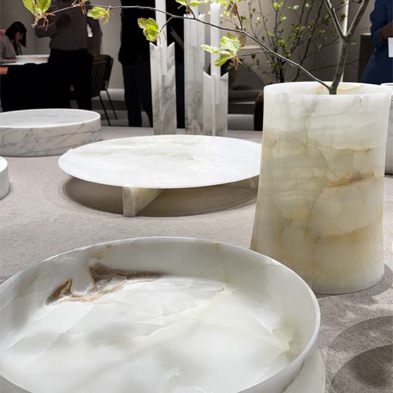 natursteindesign-marble-transluzent-designmesse-italien Beistelltische ind Pflanzkübel aus transluzentem Naturstein