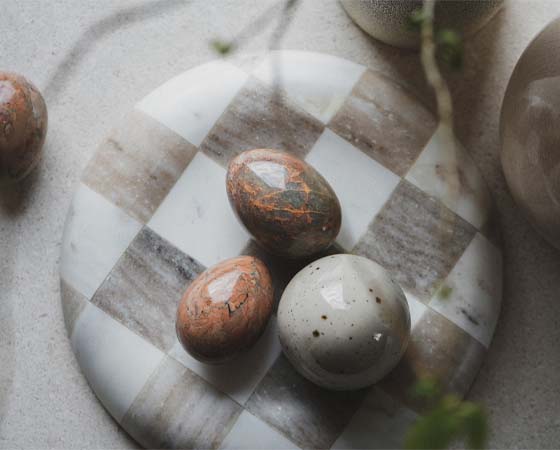 ostern2026-marmortablett-schachbrettmuster-vorschau Natursteineier als Osterdeko auf Marmor-Schachbrett-Tablett