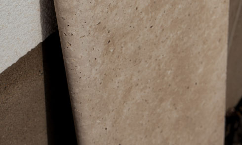 poolrandplatte-travertin-offenporig Detailaufnahme von offenporigem Travertin