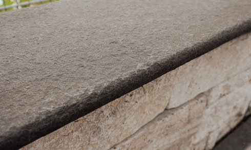 poolumrandung-basalt-anthrazit-abgerundet-mauerabdeckung-detail Poolrandplatte anthrazit aus Basalt mit Radius100 an der Kante