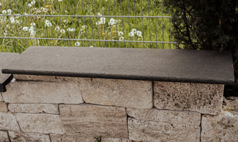 poolumrandung-basalt-anthrazit-abgerundet-mauerabdeckung Mauerabdeckung Pool-randplatte aus Basalt dunkelgrau
