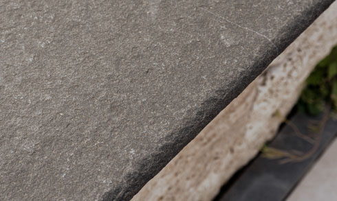 poolumrandung-basalt-anthrazit-abgerundet-rund-mauerabdeckung Poolrandplatte aus Basalt mit abgerundeter Kante