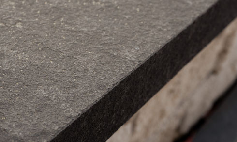 poolumrandung-basalt-anthrazit-radius-eckig-detail Detailaufnahme einer Basalt-Poolrandplatte