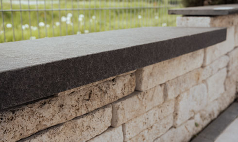 poolumrandung-basalt-anthrazit-radius-eckig-mauerabdeckung Mauerabdeckung Pool-Randplatte aus Basalt