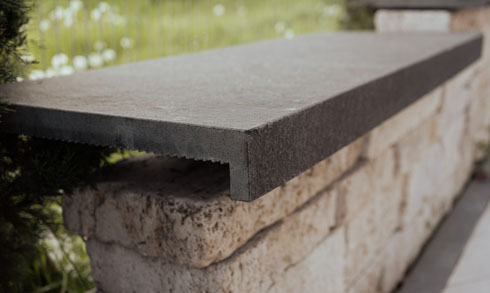 poolumrandung-basalt-anthrazit-radius-eckig Poolrandplatte aus Basalt mir Radius