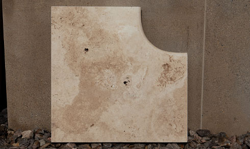 poolumrandung-eckstueck-eckumrandung-travertin-mediterane-kalkstein Pool-Eckplatte aus Travertin mediterran beige