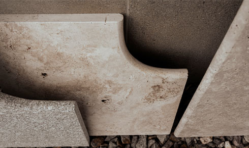 poolumrandung-eckstueck-eckumrandung-travertin-mediterane abgerundete Kante einer Travertin-Poolrandplatte