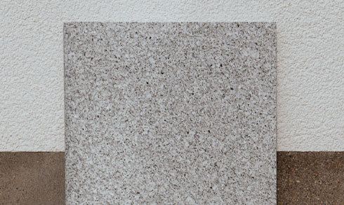 poolumrandung-poolrandplatte-granit-naturstein-detail Pool-Randplatte aus hellgrauem Granit