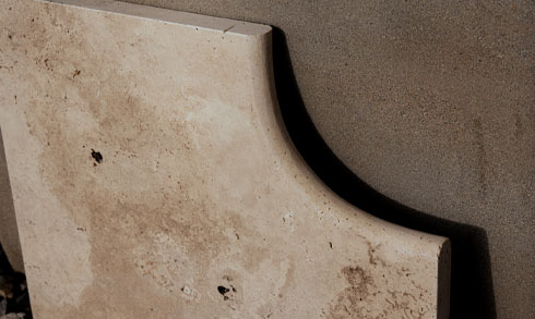 poolumrandung-terrassenplatte-eckstueck-eckumrandung-travertin-mediterane Pool-Eckplatte aus Travertin mediterane