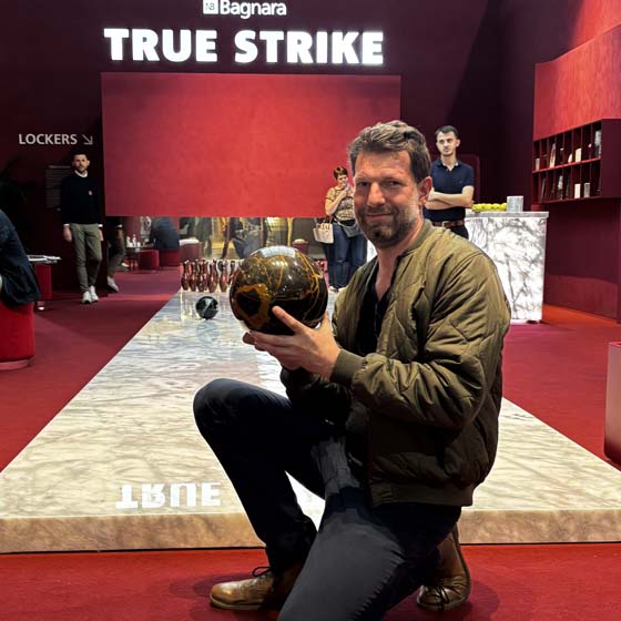 trendmesse-salonedelmobile-bagnara-bowling-tobiasgaugenrieder Tobias Gaugenrieder hält Bowlingkugel aus Naturstein