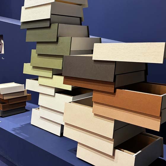 trendmesse-salonedelmobile-moebelfronten-holzfronten Möbelfronten-Trends aus verschieden farbigem Holz