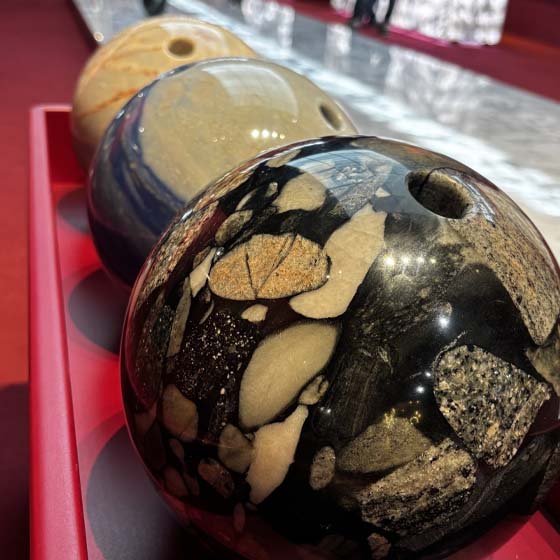 trendmesse-salonedelmobile-steindesign-bowlingkugeln Bowlingkugeln aus verschiedenem Naturstein