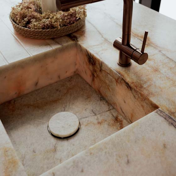 waterstone-block-waschbecken-spuele-spuelbecken-naturstein-sambasunset waterstoneblock-spuele-naturstein-sambasunset-abtropfflaeche