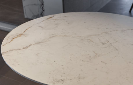 abudhabiwhite-designtisch-keramiktisch-tischplatte-detail