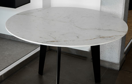 abudhabiwhite-designtisch-keramiktisch-tischplatte-flachstahl Dreibeiniger Tisch mit Keramiktischplatte