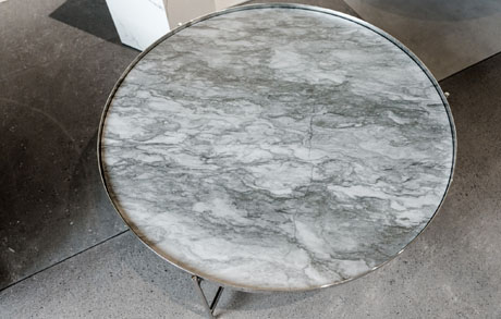 coffeetable-beistelltisch-sofatisch-chrom-glaenzend Runder Beistelltisch mit Chromgestell und Naturstein Tischplatte